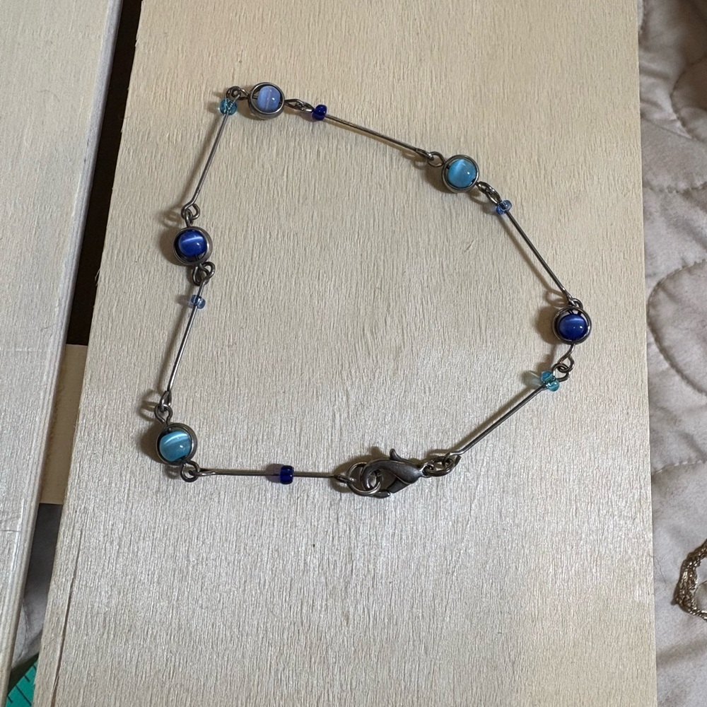 8.75” bracelet/anklet in silver tone w/ glass beads including cat eye beads!